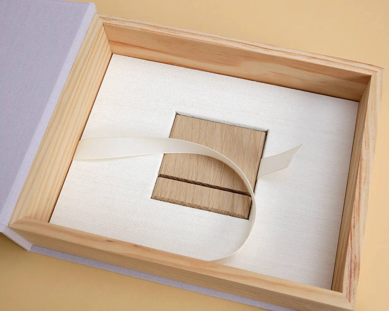 Caja Alcalá con fotos sobre cartulina rígida